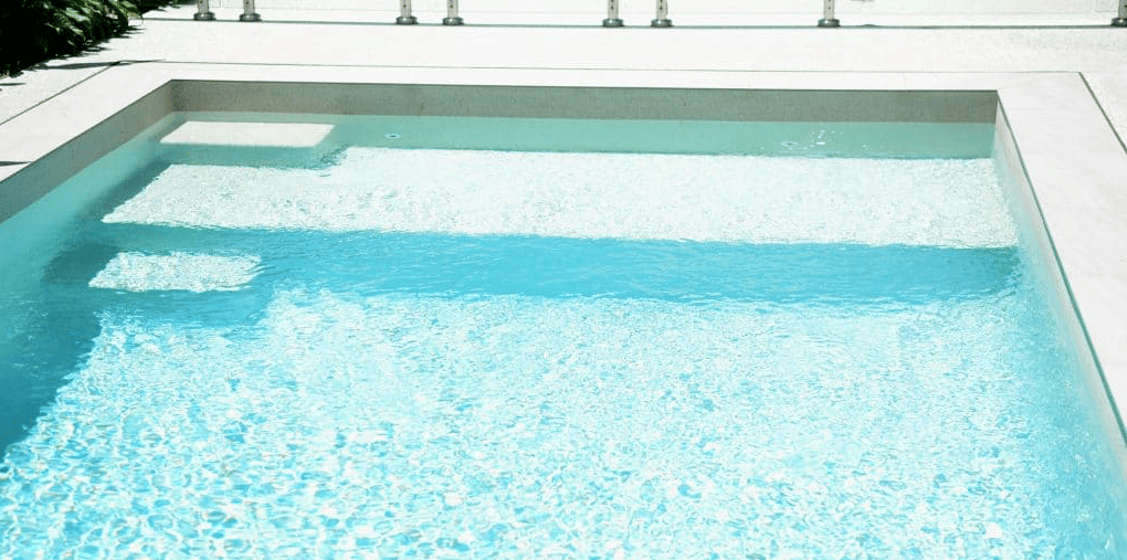 Clean swimming pool 